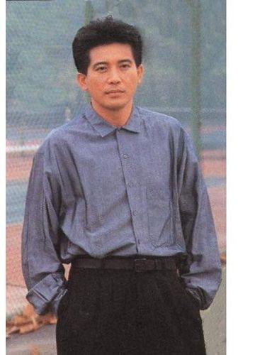 秦汉近照曝光,72岁仍精神抖擞,头发胡子花白也依旧帅气