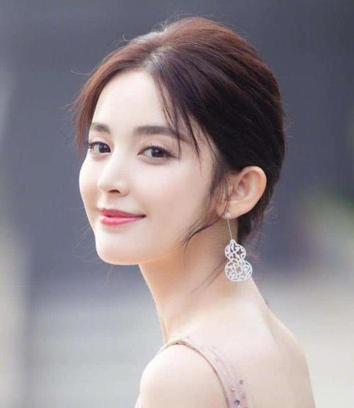新疆美女明星佟丽娅,古力娜扎,迪丽热巴的坎坷星路,超"精彩"