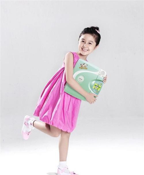 "点读机女孩"高君雨晒毕业照,亭亭玉立美得不敢认,妥妥的学霸