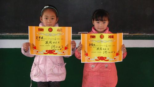 以上是彭梦瑶同学与吕婧怡同学被评为了"校园小卫士".