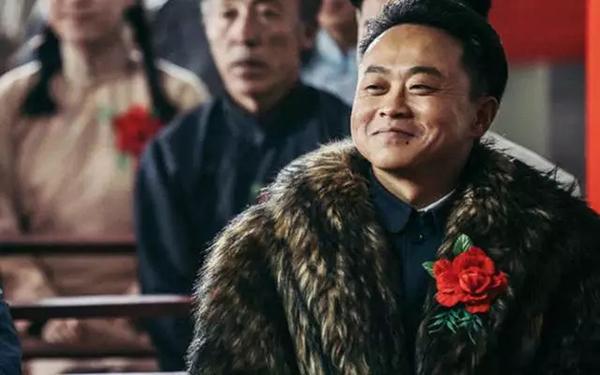 《驴得水》中裴魁山走到哪穿到哪的貂儿成了亮点