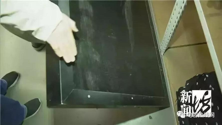 镜子与墙壁残留的连接痕迹中,无任何钉铆痕迹,仅有一圈胶迹