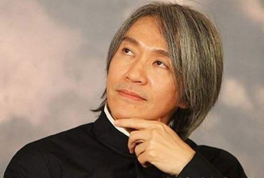每次看见当年的周星星已是满头华发,心中不由一阵唏嘘感慨,58岁的年纪