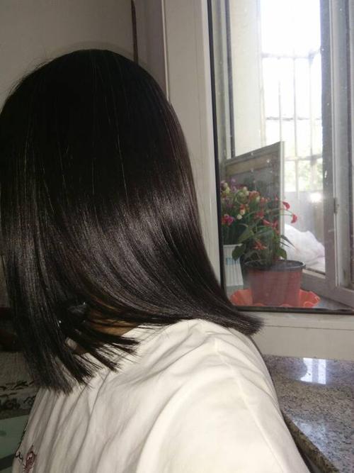 离子烫前面就几根头发弯曲了这是我做完离子烫后两天的效果,还请专业