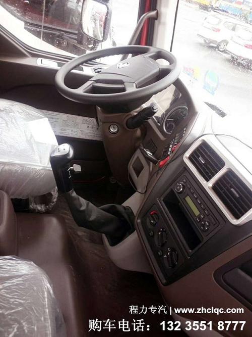 乘龙m3挖掘机拖车驾驶室采用龙骨架机构,全方位保护驾驶员安全,内饰