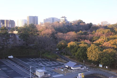 滨松市是途中歇脚的地方,也有一个滨松天守阁,就在酒店对面.