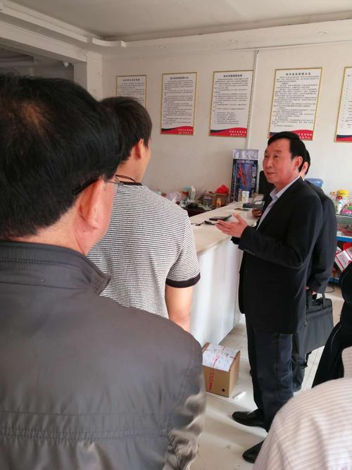 图为市政协副主席沈振清调研谯城区魏岗镇电商快递综合服务中心