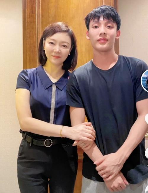 其中,胡明轩妈妈在与徐杰合影时显得非常热情此外,或许是因为胡明轩