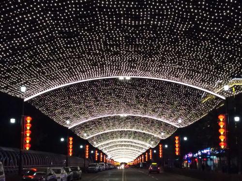 二道白河小镇的夜晚灯光璀璨