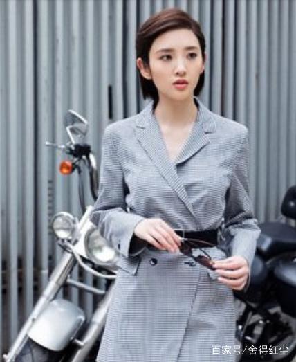 穿上西装的昕昕,知性又干练,职场女强人的既视感有木有.