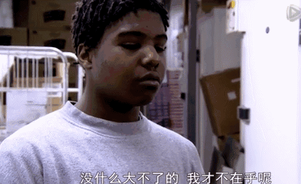 也有安心做事学习厨艺的 roby,虽然起初笨手笨脚,端盘子时紧张到手抖