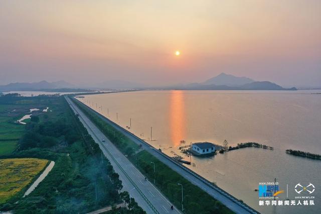 江西瑞昌:夕阳洒赤湖 山水恋黄昏