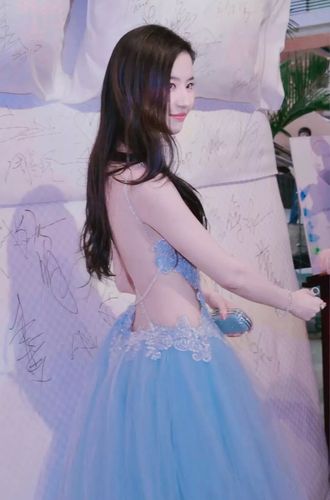 躲过了李菲儿的"柯基臀",却沦陷在了刘亦菲的"仙女背"