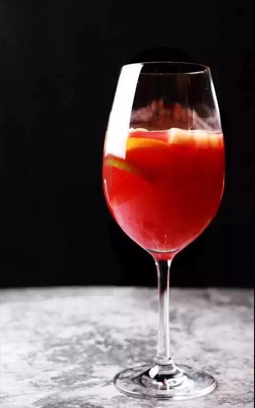 推荐菜品 西班牙水果酒sangria,腌吞拿鱼和牛油果色拉,橄榄油蒜香虾