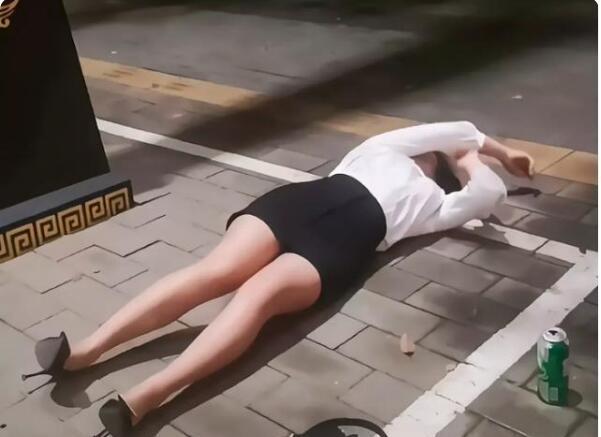 实拍!广东貌美女销售员深夜醉酒躺大街,不停地翻滚,令人心疼