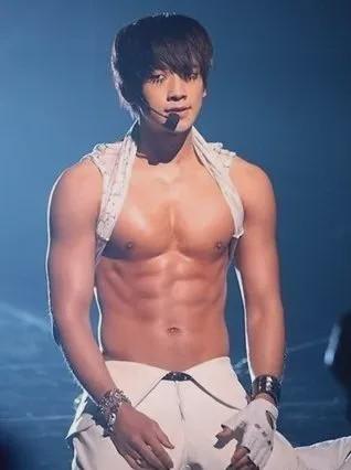 36岁韩国舞王rain一张腹肌照火上热搜!网友:男神又帅了!