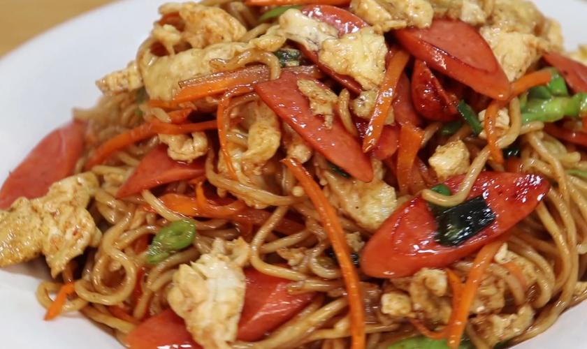 原创这样做出一道特别美味的火腿肠鸡蛋炒面,感兴趣的试试吧!