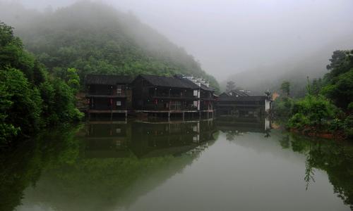 安化县仙溪镇梅山文化生态园,园区占地2600亩,青山环绕,景色宜人.