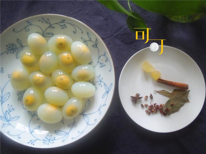 步骤3,将煮熟的鸽子蛋在冷水里冲凉,然后剥去壳,看得出来蛋白部分是