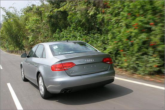 谨守入弯减速,出弯加速的原则,a4于山道中激烈的操驾过程相当稳定汽车