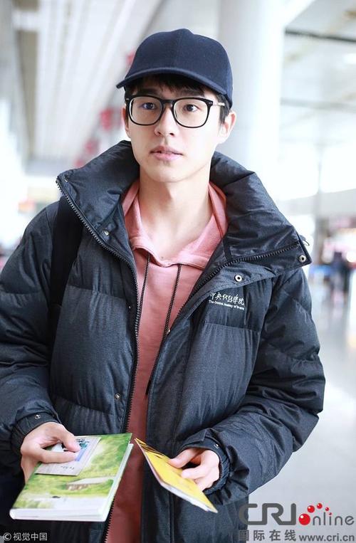 刘昊然穿"中戏牌"棉服现身 戴眼镜文质彬彬