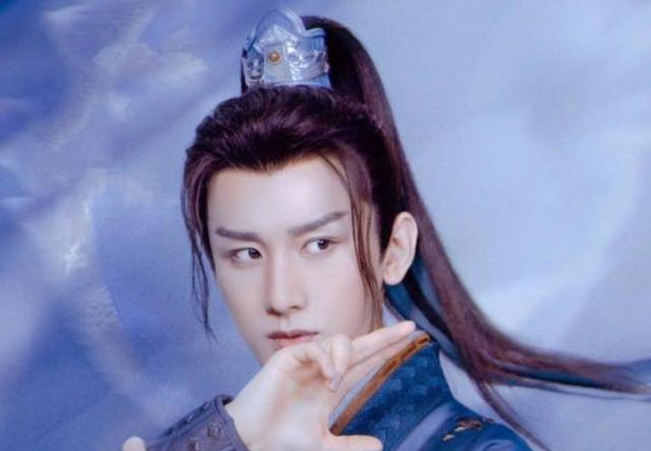 成毅带戏妆直播,生图颜值惊艳足以媲美精修图,被夸赞是白衣天神