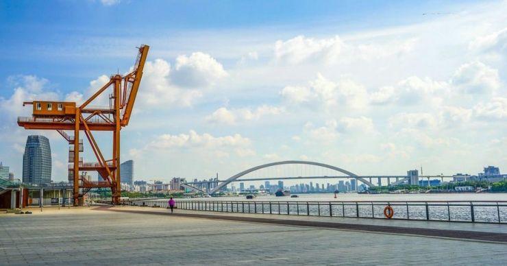 距离黄浦江非常近,真正的滨江景观豪宅,出门就是龙腾大道,周边环境