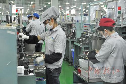 赫山区龙岭工业园的湖南艾华集团股份有限公司生产车间 张琴摄