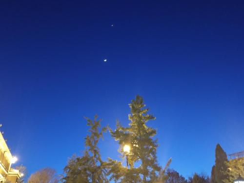 夏天夜晚蓝色的天空