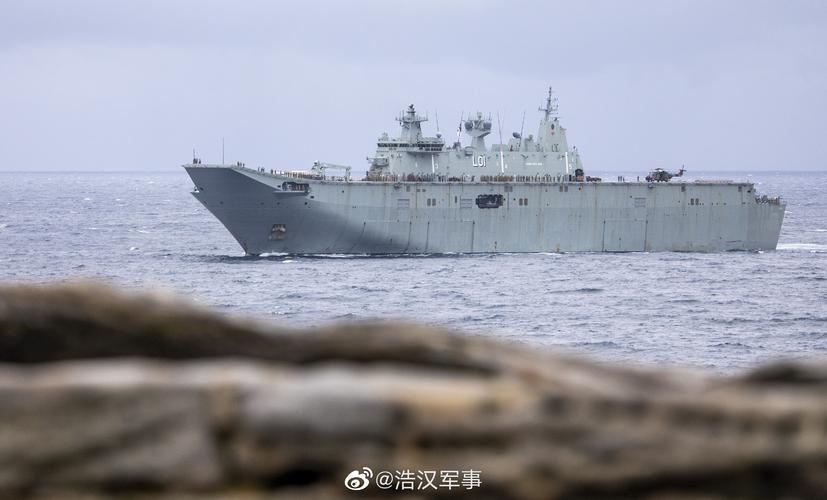 在汤加附近海域失去动力的澳洲海军阿德莱德号两栖攻击舰
