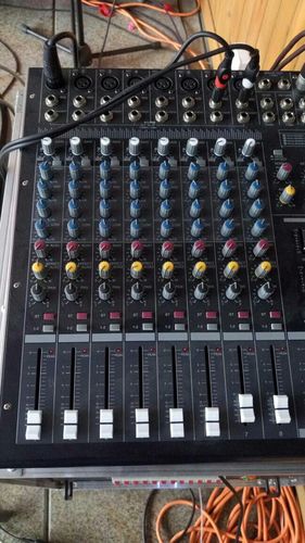 请问这个牌子的音控台如何调节音响的重低音,还有话筒