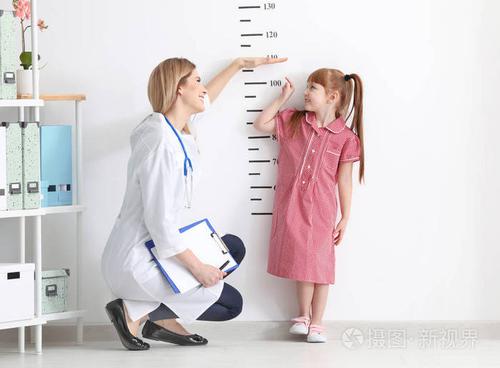 女医生测量小女孩身高的临床研究照片-正版商用图片05e0nv-摄图新视界