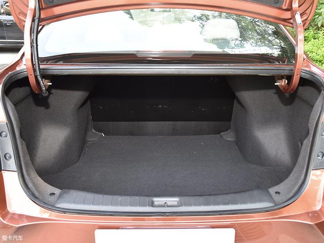 满足日常出行不成问题,可惜的是后排座椅不支持比例放倒或是整体放倒