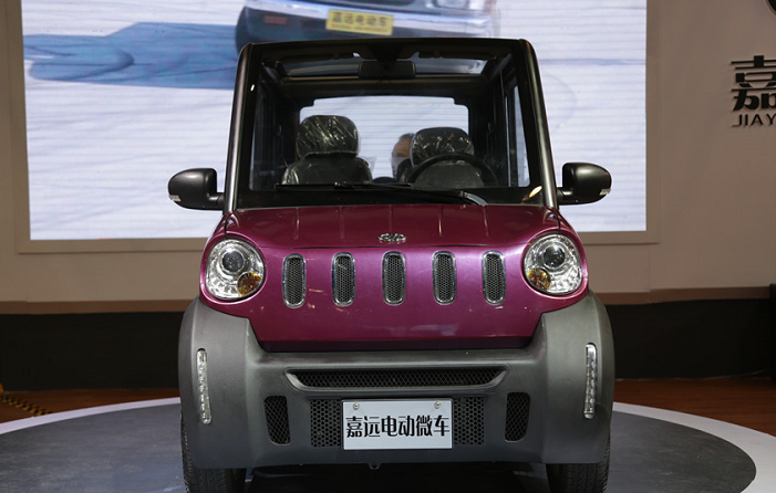 既和普通的电动汽车相差很多,但又略贵于老年代步车,属于中间价格的