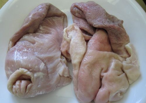 新鲜的猪肚为乳白色,粘膜清晰,有韧性