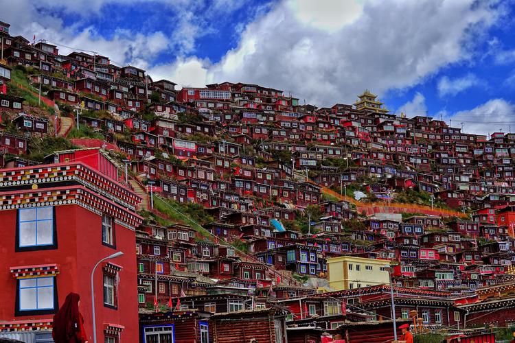 亚青寺,蒋阳龙多加参尊者(喇嘛阿秋仁波切),建于公元1985年,在四川省