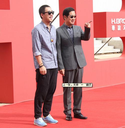 张国立和儿子张默同时配戴太阳镜