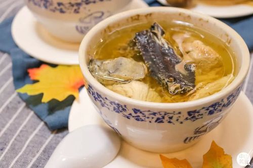 当归北芪炖鸡 当归黄芪炖鸡汤是常用的一种补益方法,适用于产后,病后