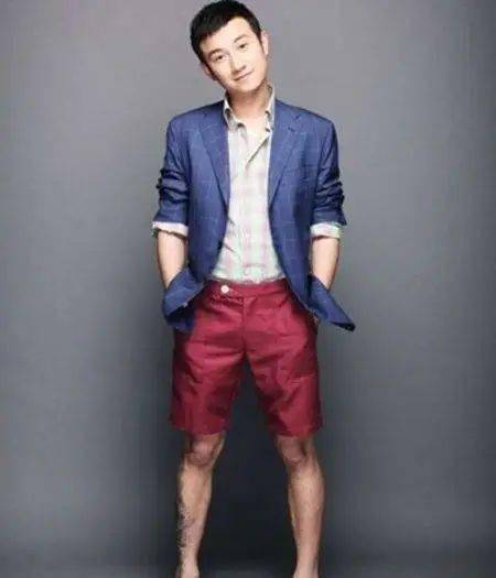 但从他和刘涛的合照看来,他的身高应该只有172cm到175cm之间,因为刘涛