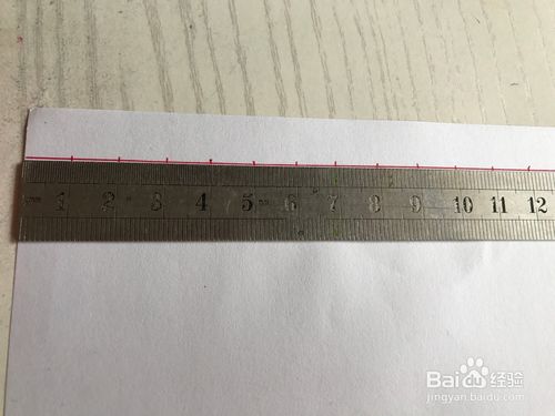 取一张干净的纸,用直尺测量,画出刻度,这里以一厘米为准.