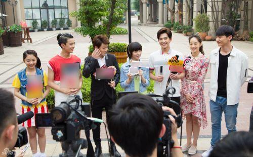 杨洋带领吴磊胡冰卿庆功 《旋风少女》探班花絮路透照曝光