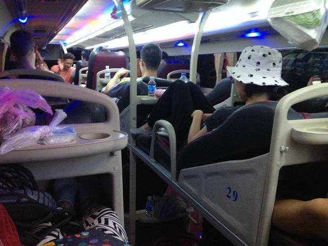 卧铺大巴内部,超级狭窄有木有!