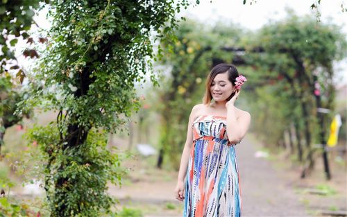 花丛中邻家女孩小清新写真桌面壁纸