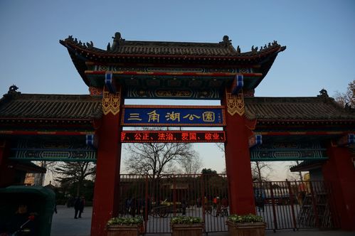 安阳市目前可以看到的古迹除钟楼外,还有角楼在三角湖公园内,文峰塔在