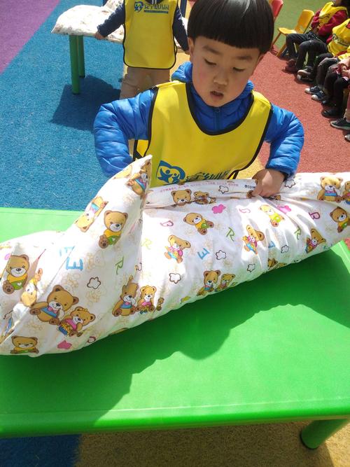 安宁幼儿园中班小朋友户外活动:叠被子