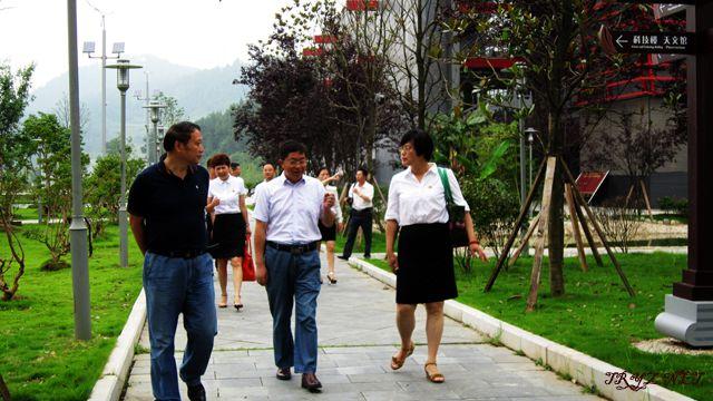 热烈欢迎六盘水市钟山区教育局和兄弟学校领导及同行莅临我校参观指导