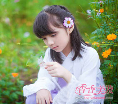 首页 玩发型 小孩扎发 梳头发型即简单又好看儿童编发发型 梳儿童编发