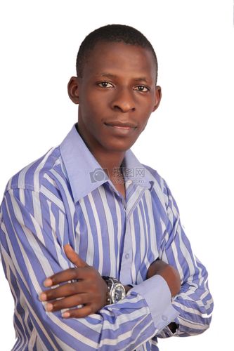 抱着手臂的男子