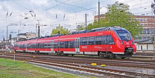 郊外城市铁路轨道行驶崭新红色火车