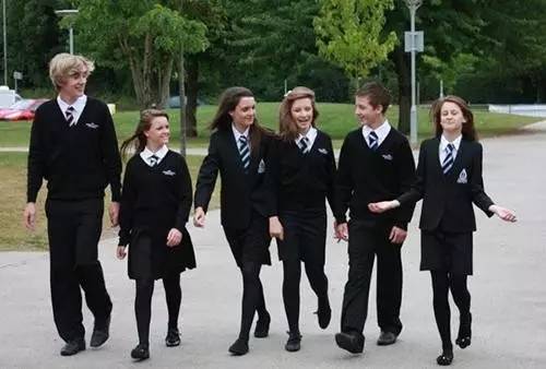 话说法国学生也穿校服么?